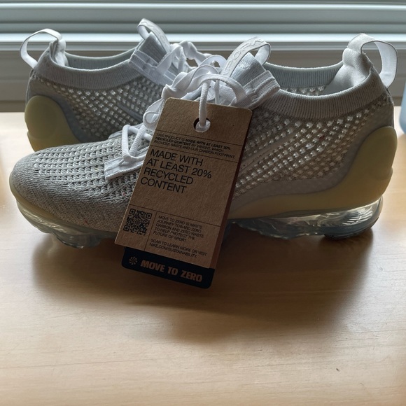 NIKE Air VaporMax Flyknit - Picture 2 of 8